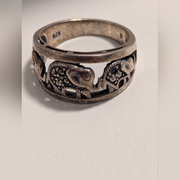 925 Sterling Silver Marcasite Elephant Family Band Ring Sz 9 - Picture 1 of 5